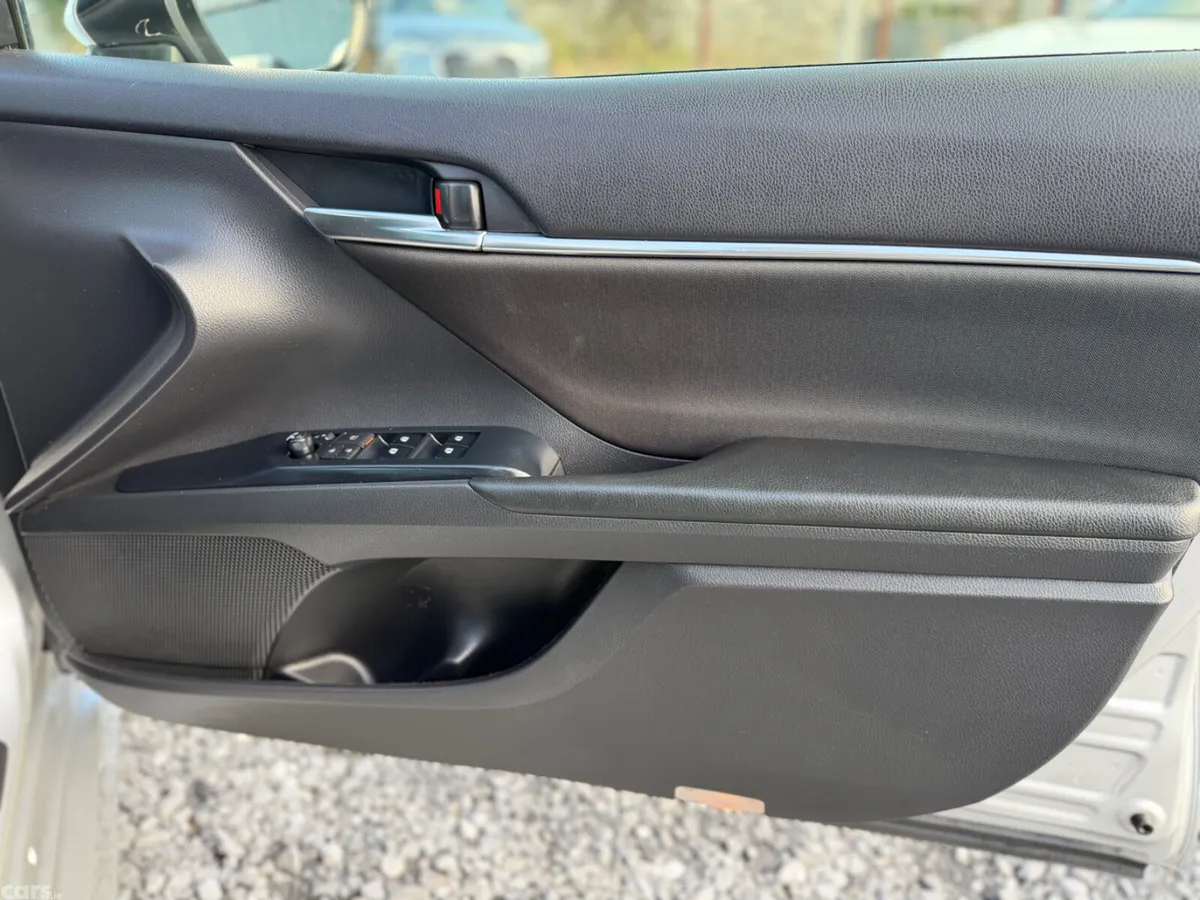 Toyota Camry Saloon, Petrol Hybrid, 2019, Silver