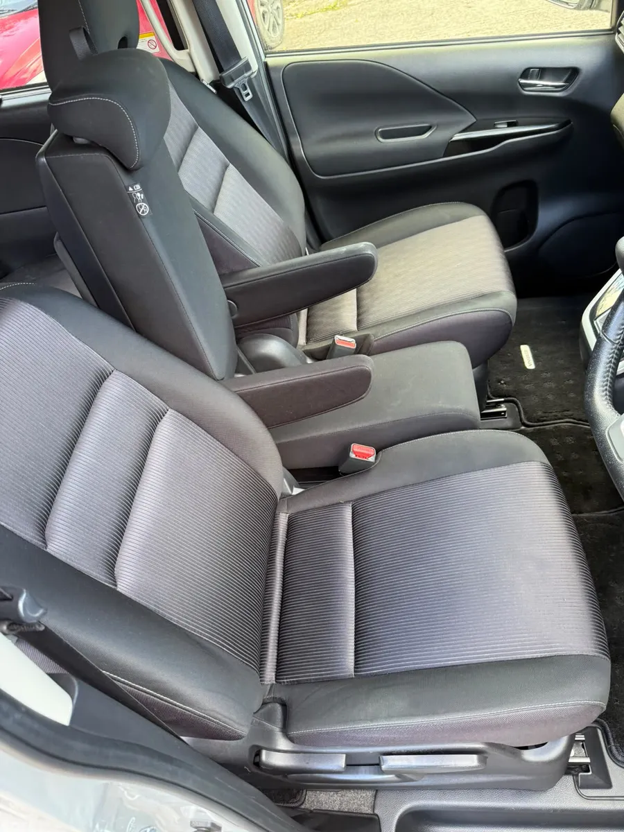Nissan Serena MPV, Petrol Hybrid, 2017, Silver