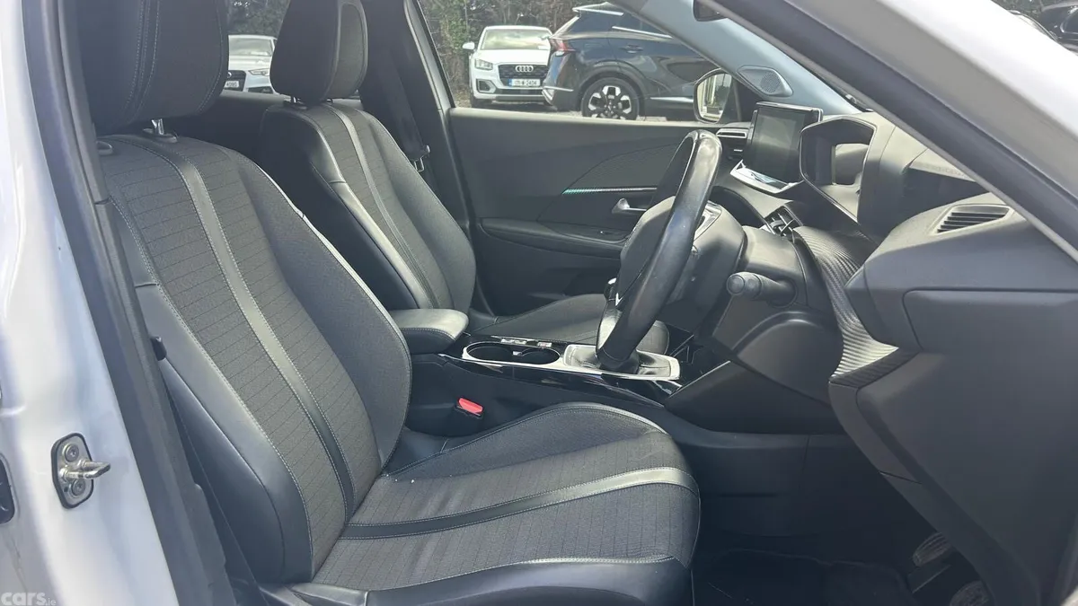 Peugeot 2008 MPV, Petrol, 2021, White