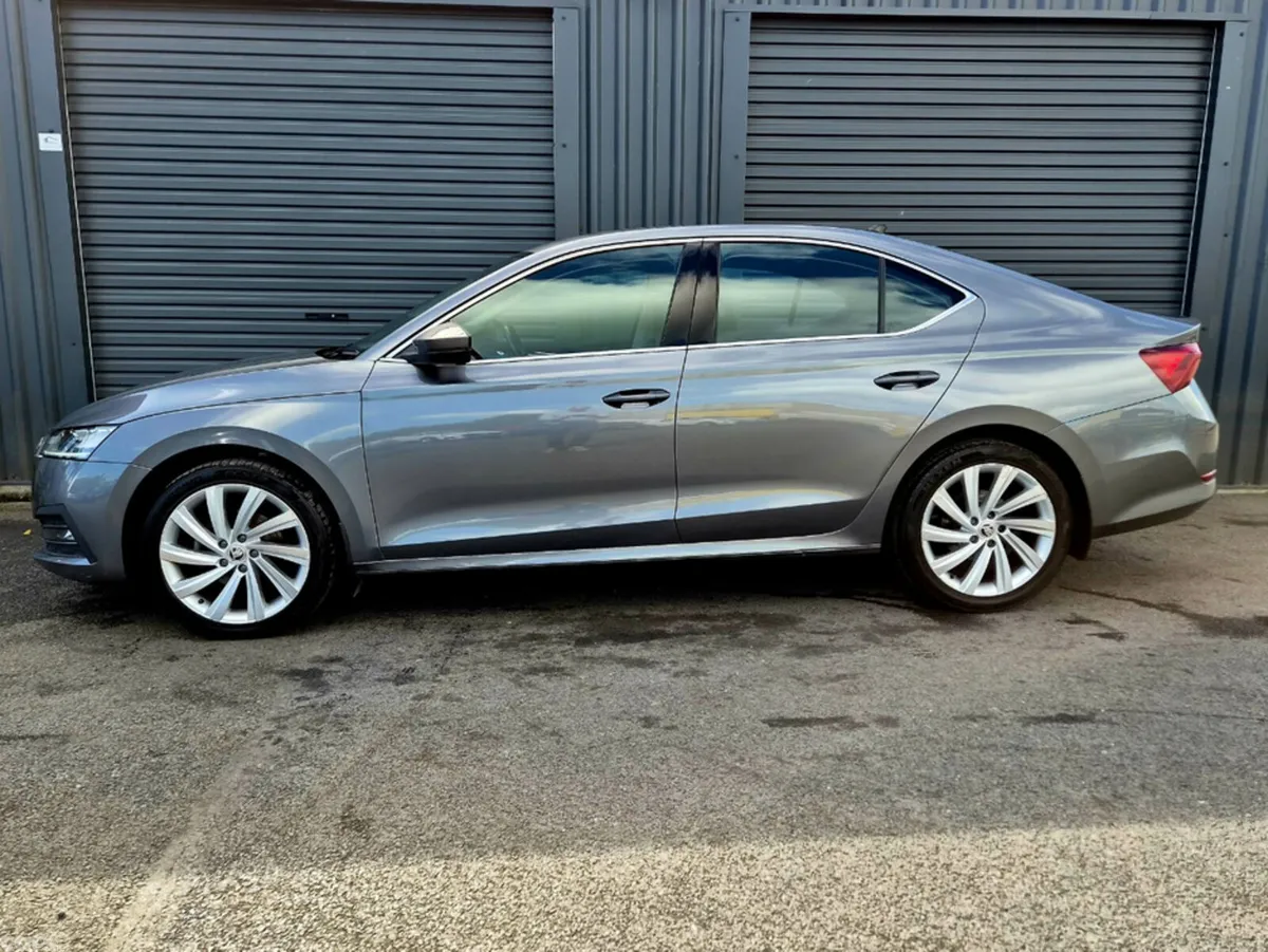 Skoda Octavia Hatchback, Diesel, 2023, Grey