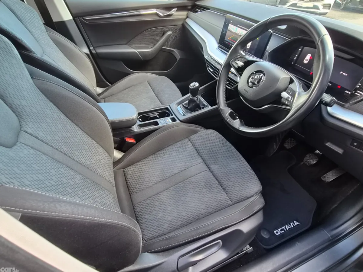 Skoda Octavia Hatchback, Diesel, 2023, Grey