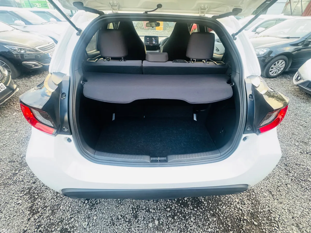 Toyota Yaris Hatchback, Petrol Hybrid, 2023, White