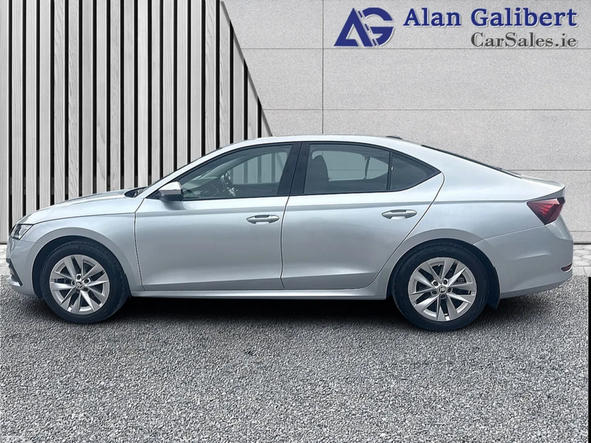 Skoda Octavia Hatchback, Petrol, 2022, Grey
