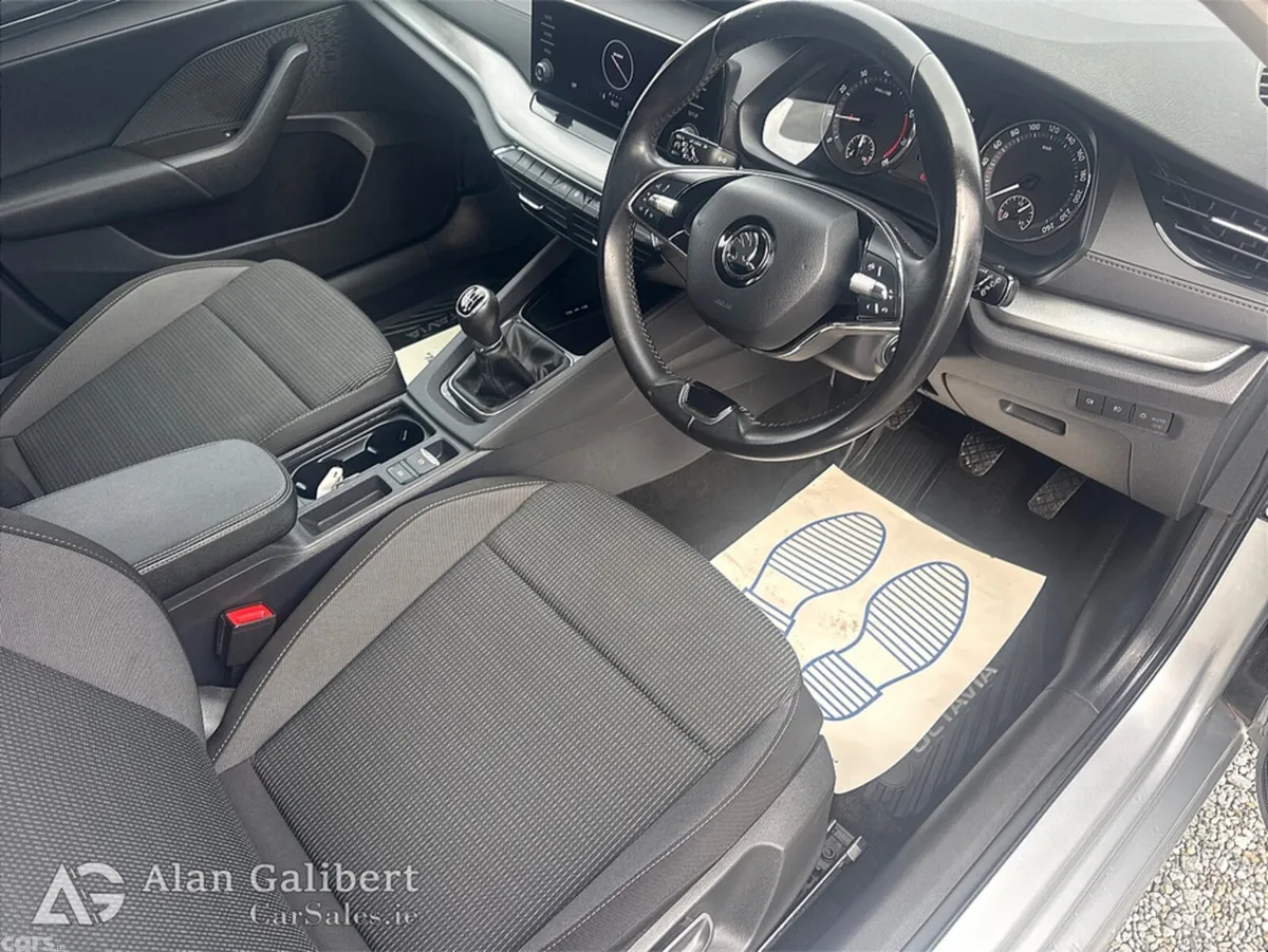 Skoda Octavia Hatchback, Petrol, 2022, Grey