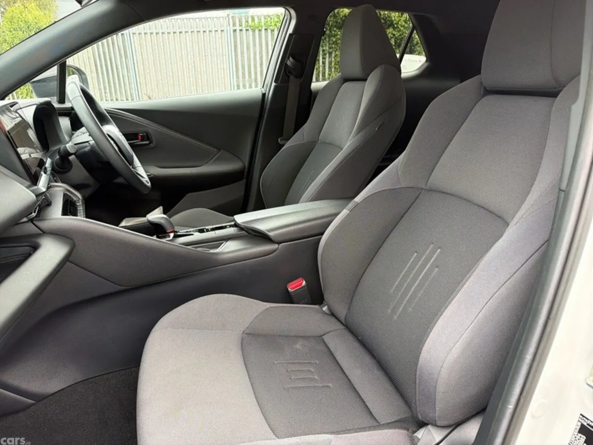 Toyota C-HR SUV, Petrol Hybrid, 2024, White