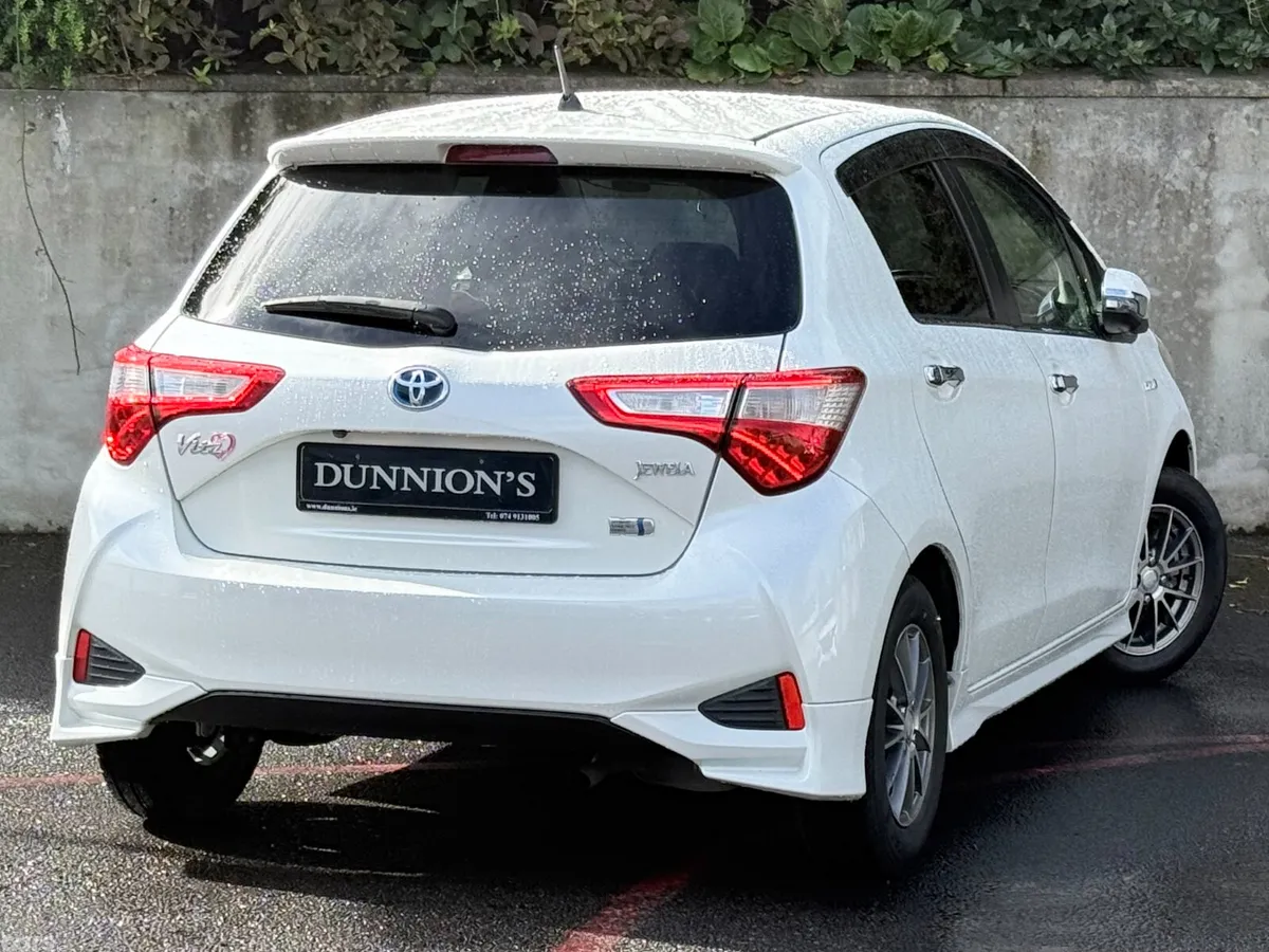Toyota Yaris Hatchback, Petrol Hybrid, 2017, White