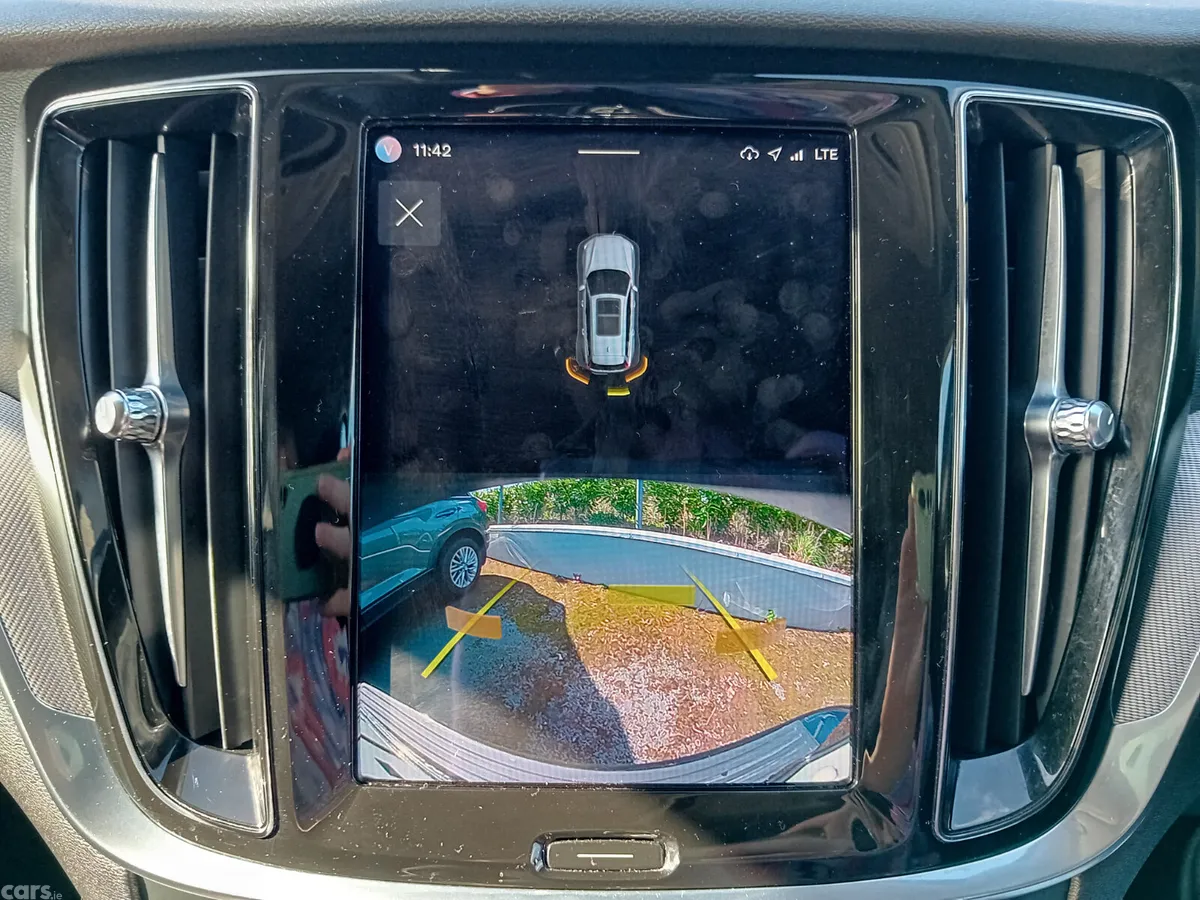 Volvo V60 Estate, Petrol Plug-in Hybrid, 2023, Black