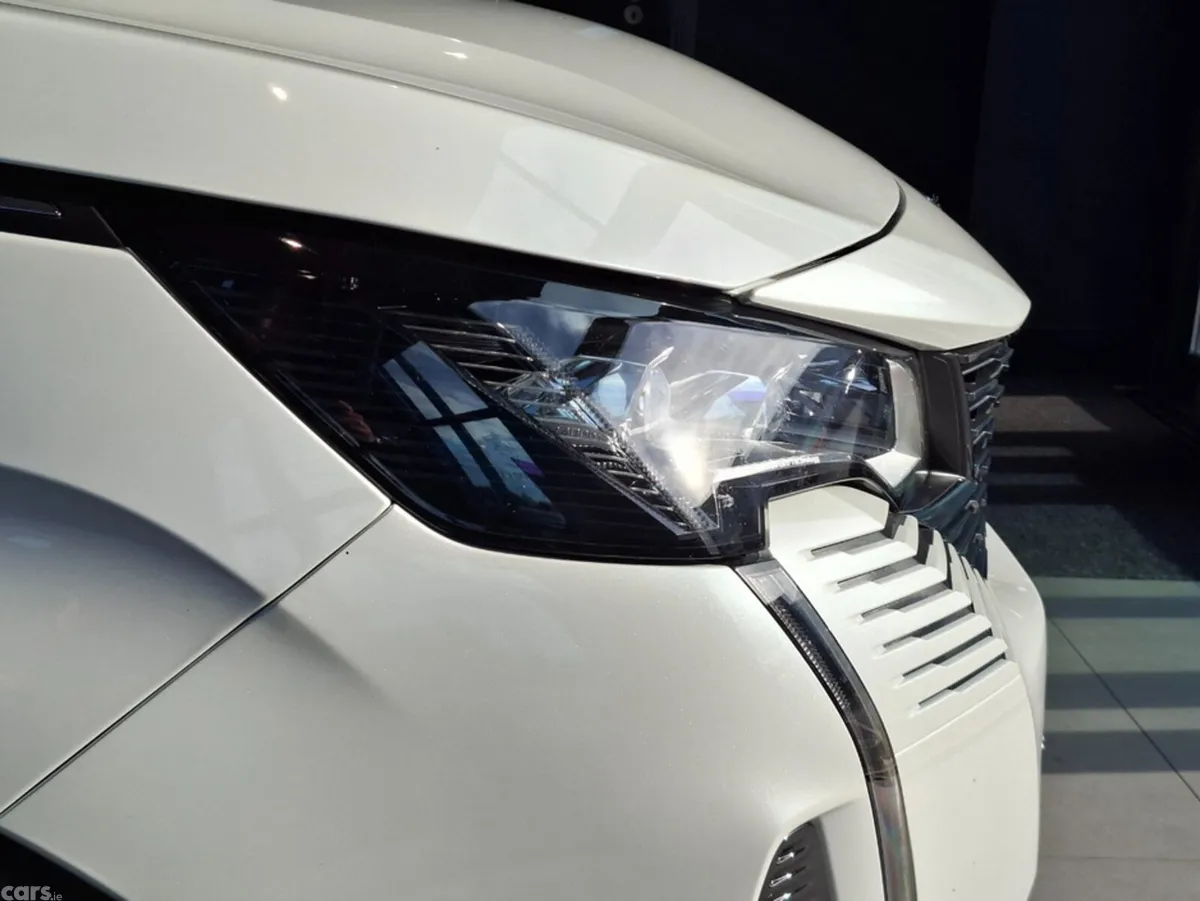 Peugeot 3008 MPV, Diesel, 2023, White