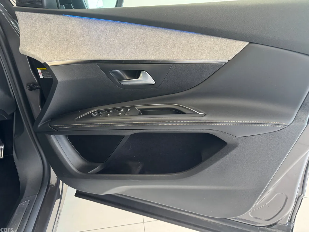 Peugeot 5008 MPV, Petrol Hybrid, 2024, Grey