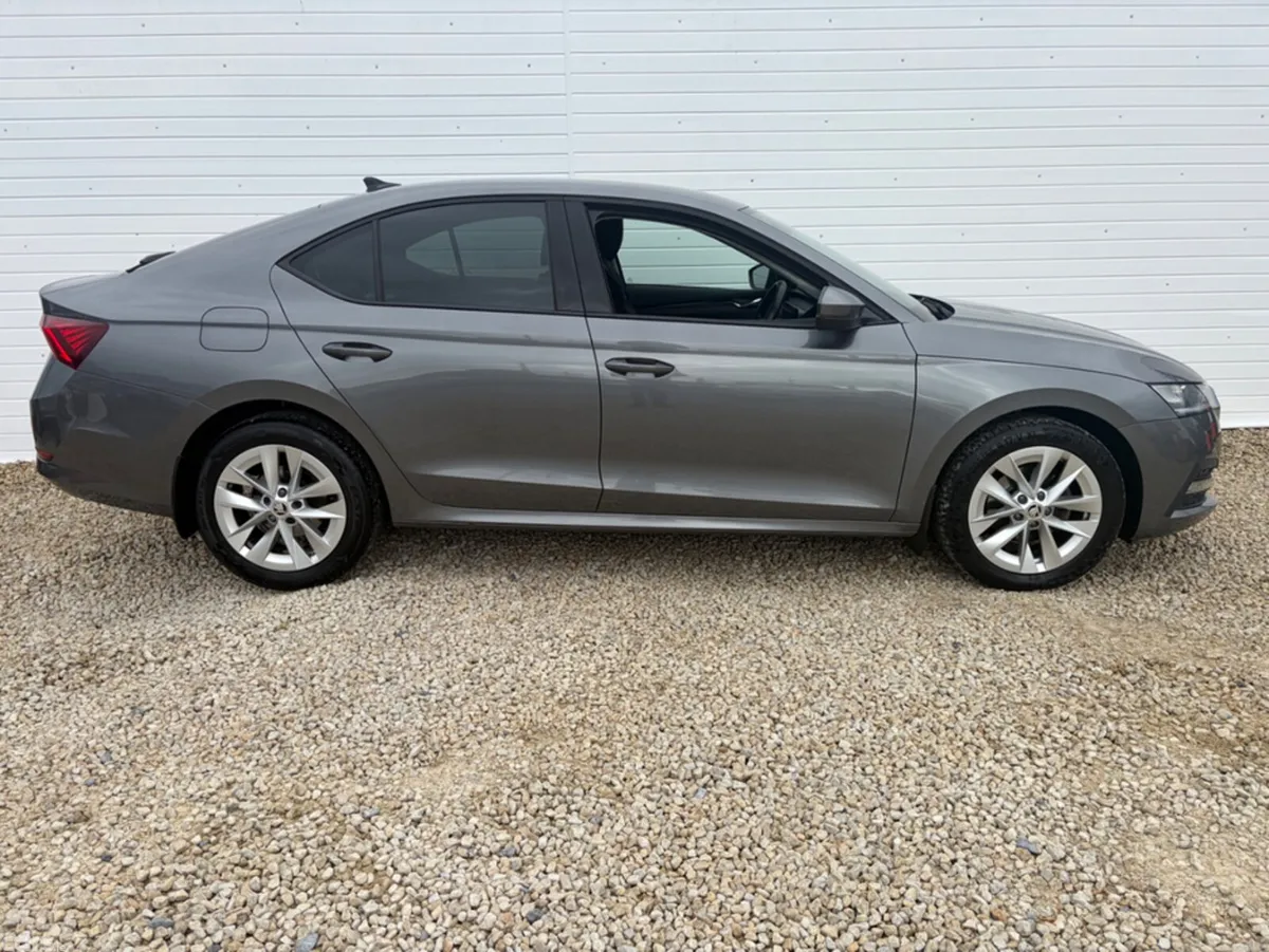 Skoda Octavia Hatchback, Diesel, 2023, Grey