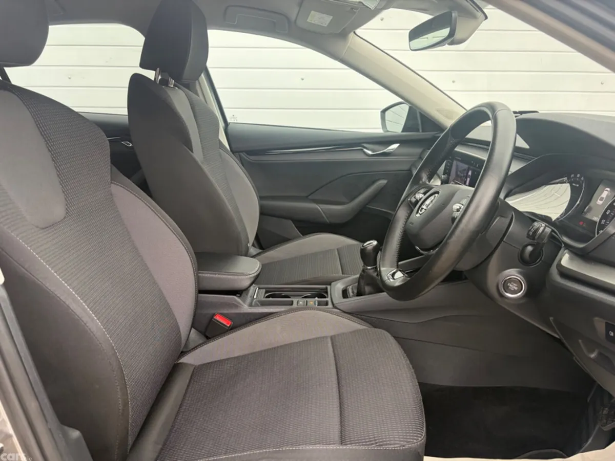 Skoda Octavia Hatchback, Diesel, 2023, Grey