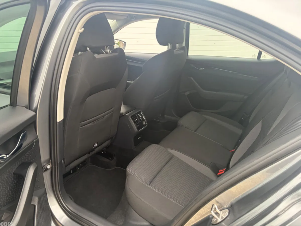 Skoda Octavia Hatchback, Diesel, 2023, Grey