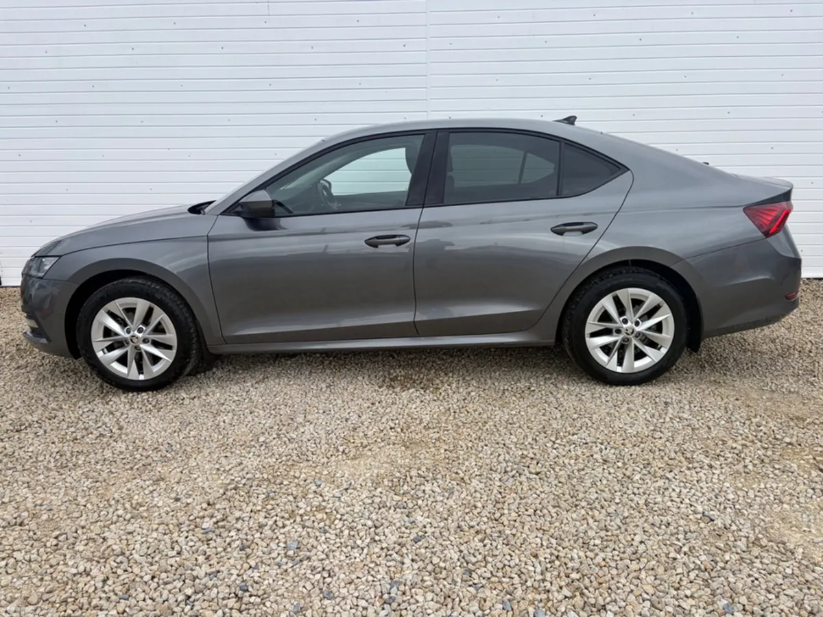 Skoda Octavia Hatchback, Diesel, 2023, Grey