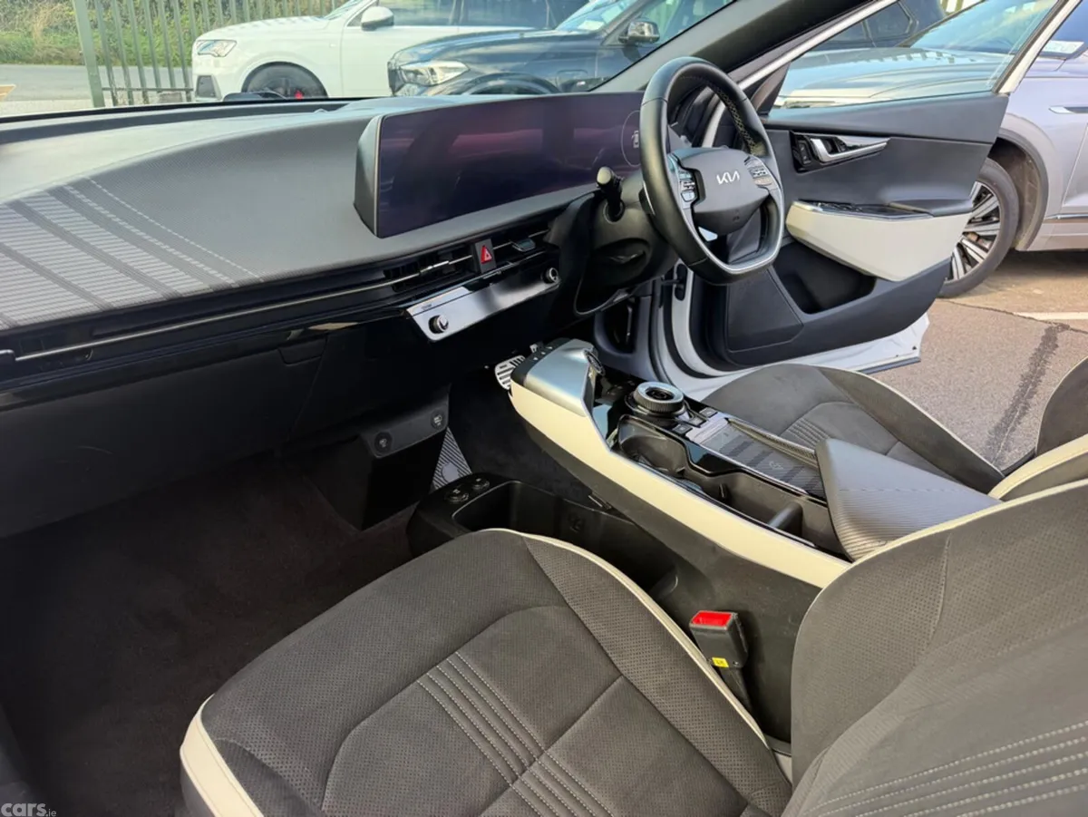 Kia EV6 Hatchback, Electric, 2023, White
