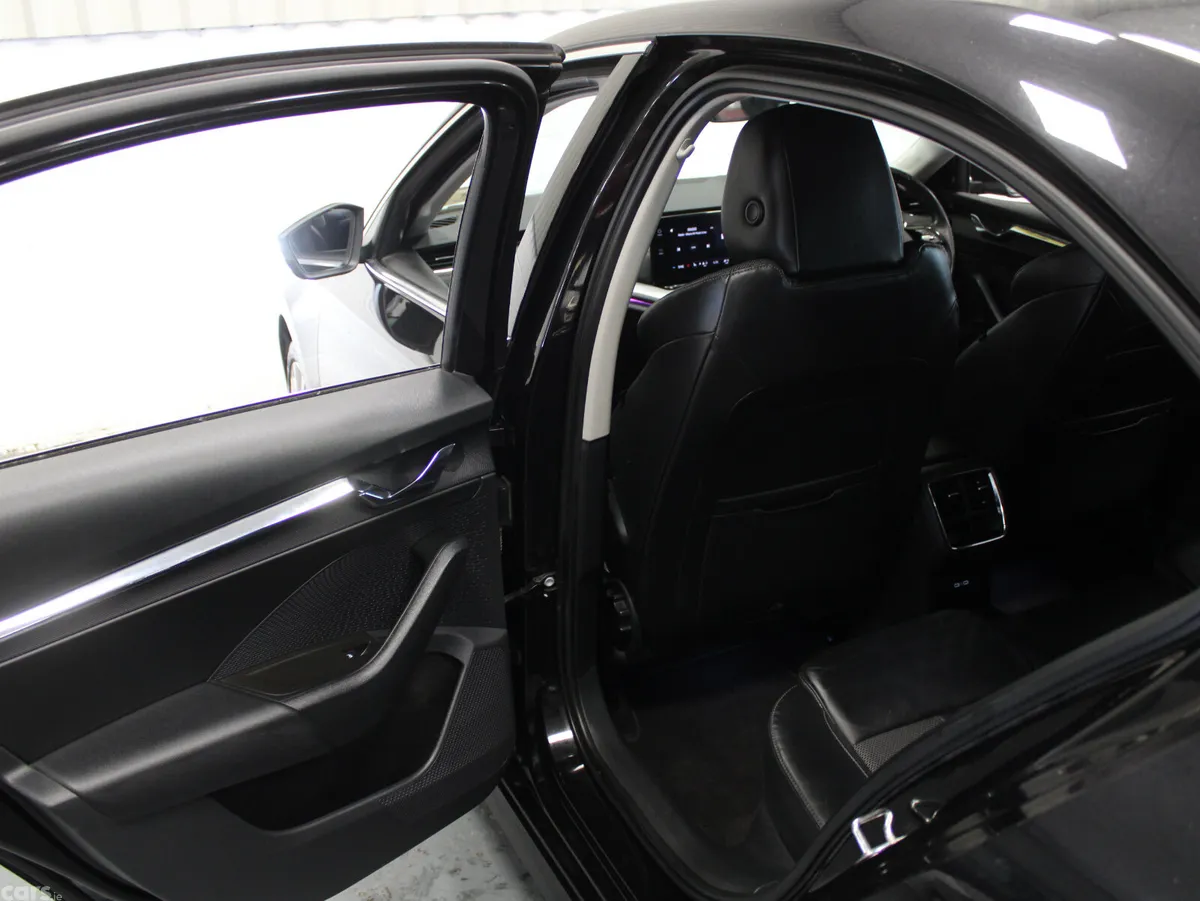 Skoda Octavia Saloon, Diesel, 2023, Black