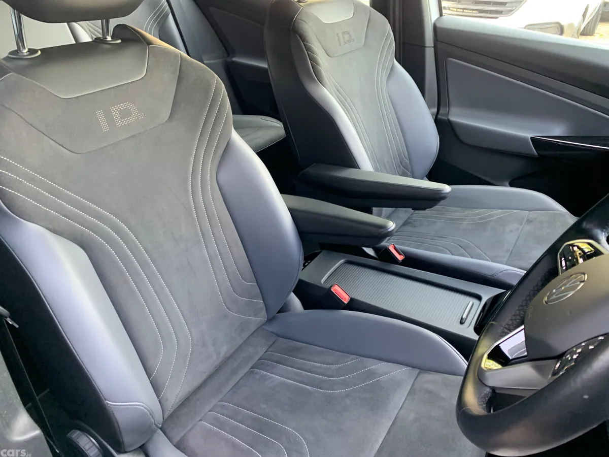 Volkswagen ID.4 Hatchback, Electric, 2022, White
