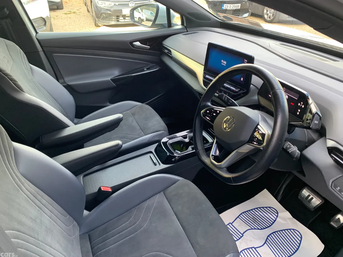 Volkswagen ID.4 Hatchback, Electric, 2022, White