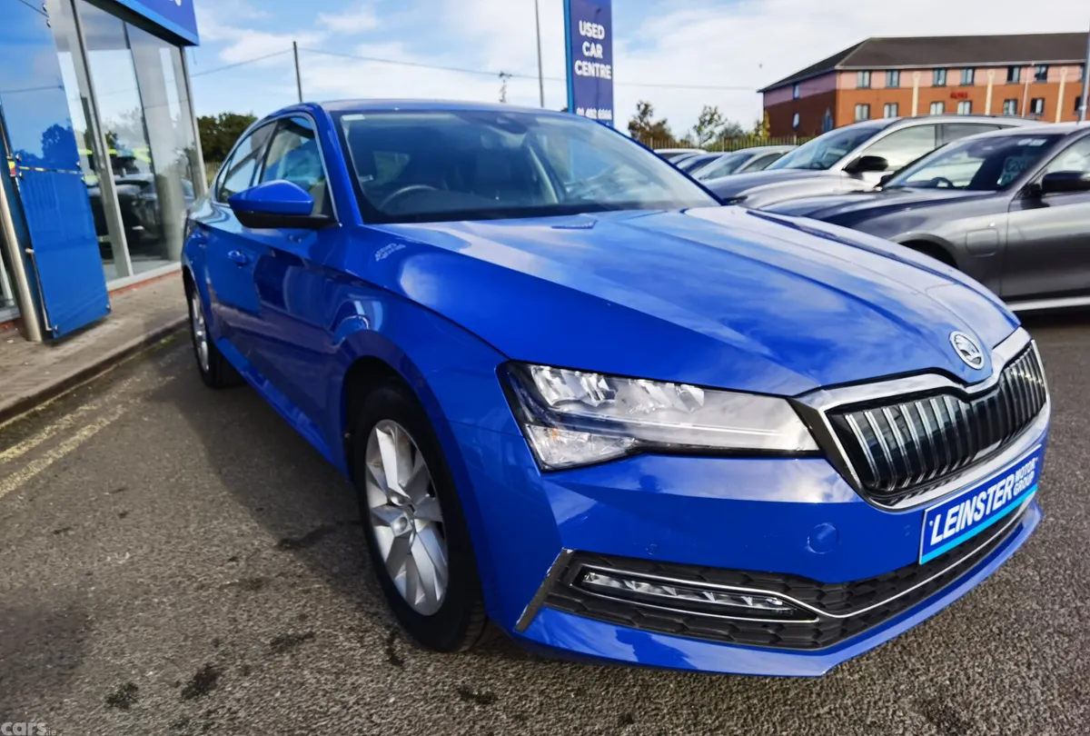 Skoda Superb Hatchback, Petrol Plug-in Hybrid, 2023, Blue