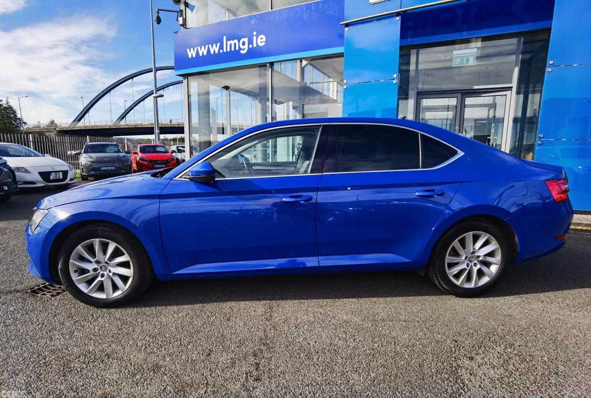 Skoda Superb Hatchback, Petrol Plug-in Hybrid, 2023, Blue
