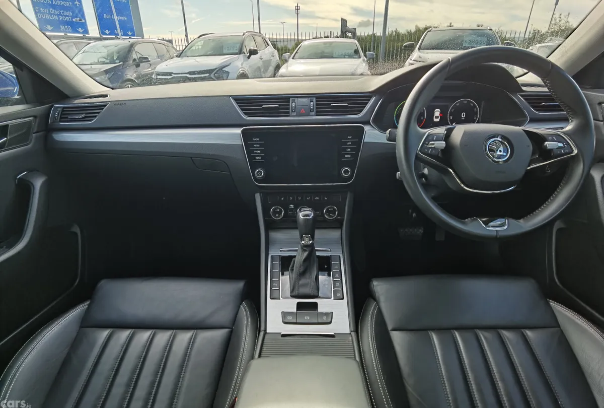Skoda Superb Hatchback, Petrol Plug-in Hybrid, 2023, Blue
