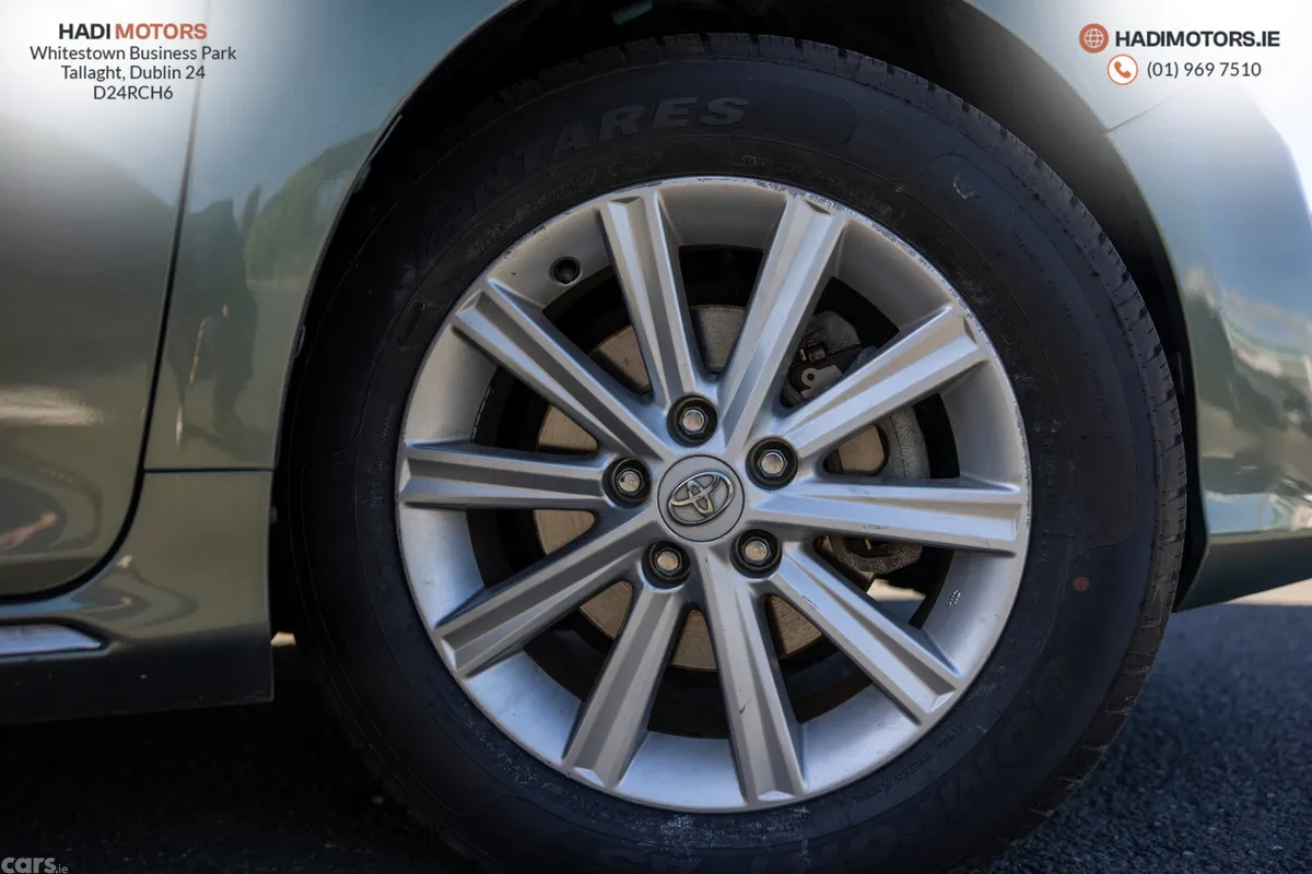 Toyota Camry Saloon, Petrol Hybrid, 2013, Green