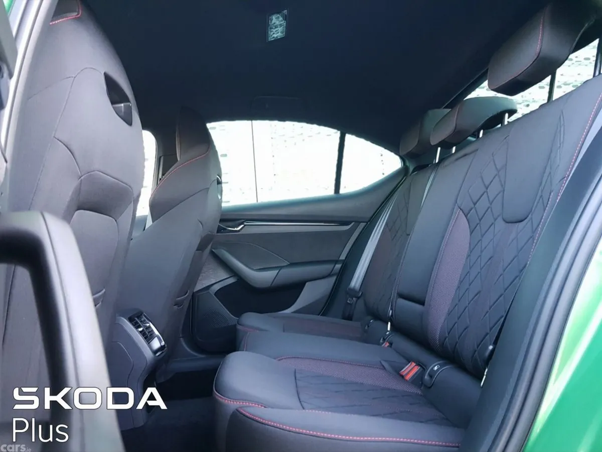 Skoda Octavia Saloon, Diesel, 2024, Green