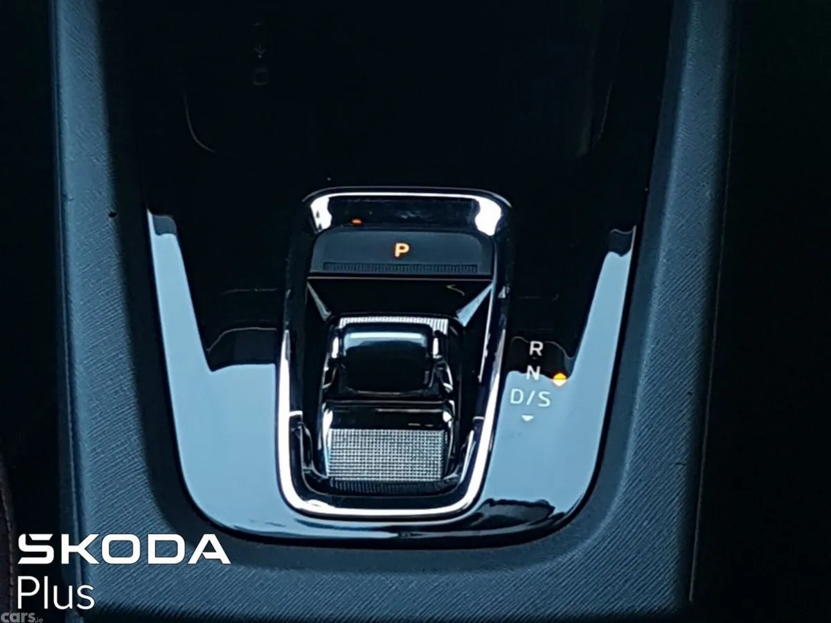 Skoda Octavia Saloon, Diesel, 2024, Green