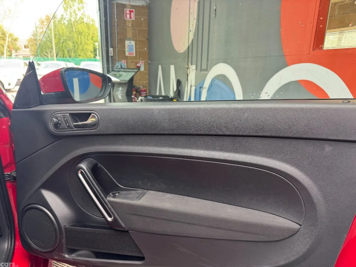 Volkswagen Beetle 2017 VOLKSWAGEN BEETLE 92,000KM, Lusk