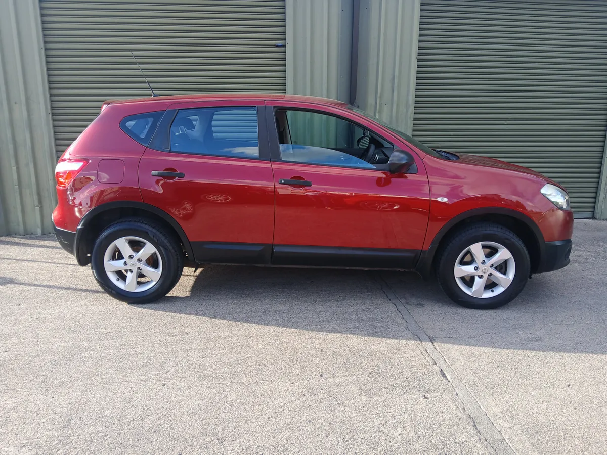 Nissan Qashqai Hatchback, Diesel, 2010, Red
