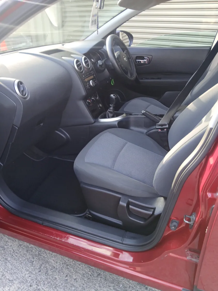 Nissan Qashqai Hatchback, Diesel, 2010, Red