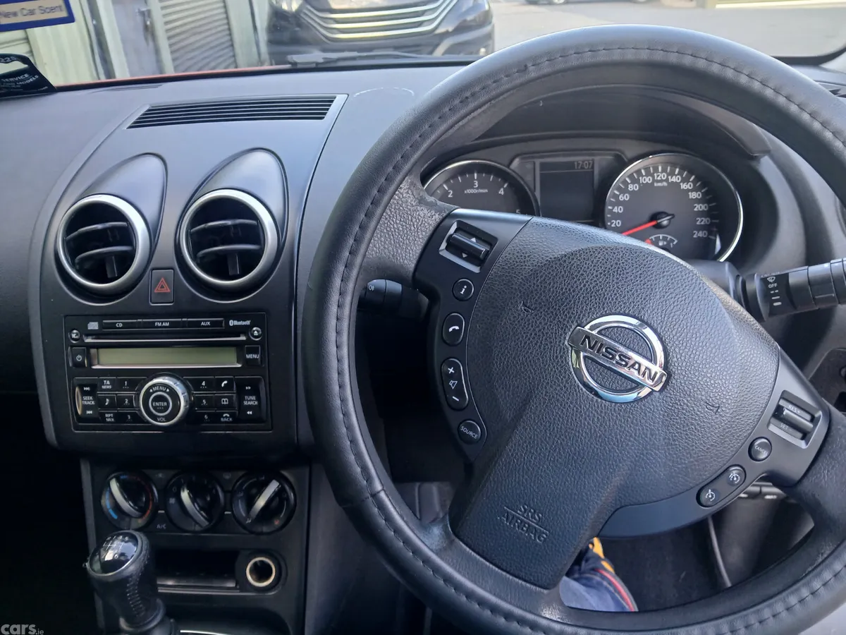 Nissan Qashqai Hatchback, Diesel, 2010, Red