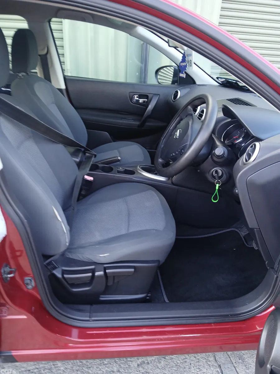 Nissan Qashqai Hatchback, Diesel, 2010, Red