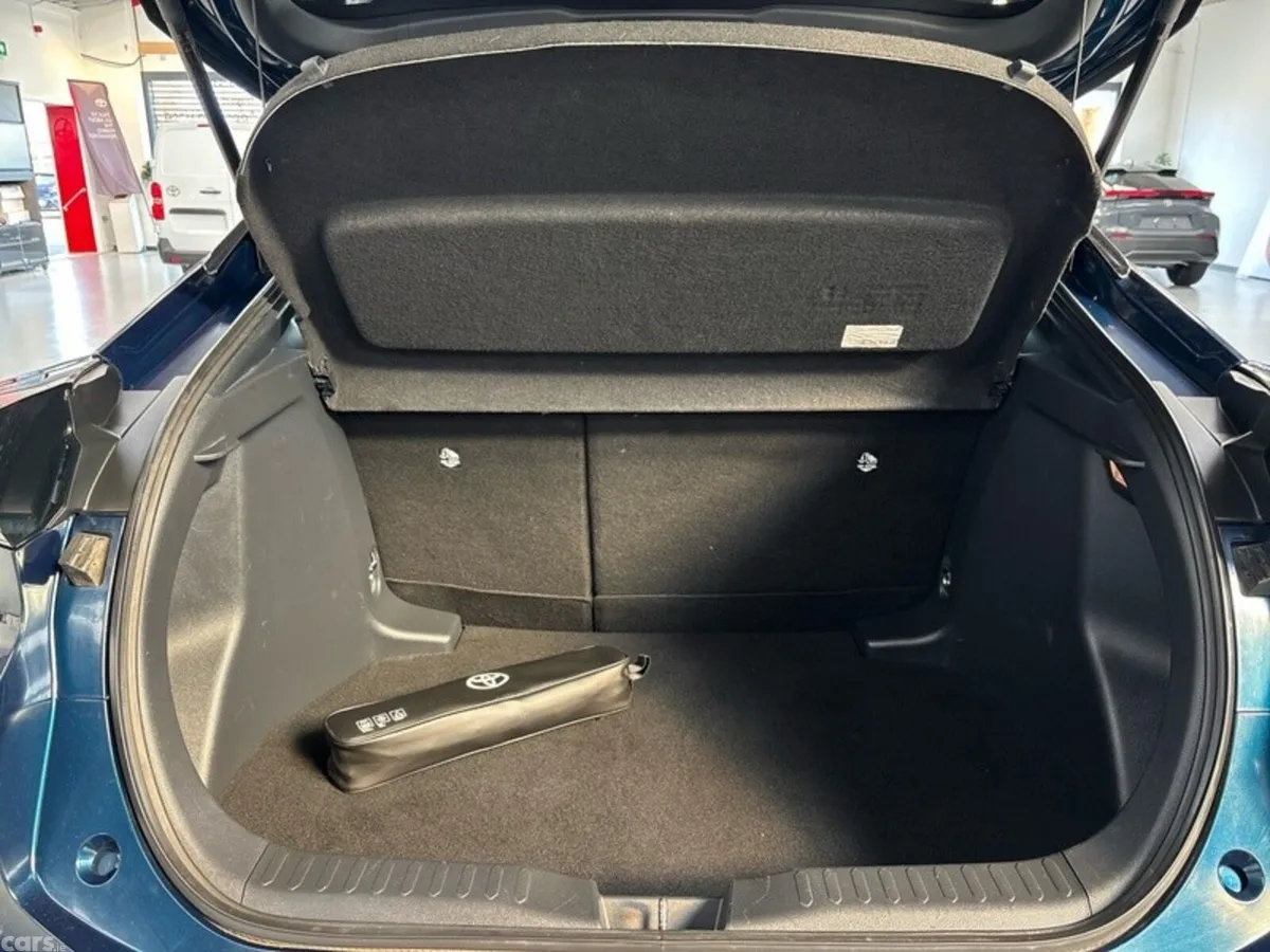 Toyota C-HR SUV, Petrol Hybrid, 2024, Blue