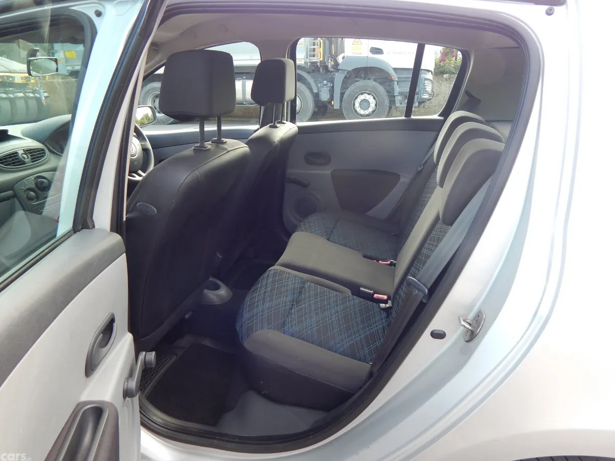 Renault Clio Hatchback, Petrol, 2006, Silver