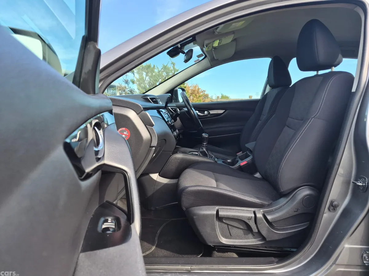 Nissan Qashqai Hatchback, Diesel, 2015, Grey