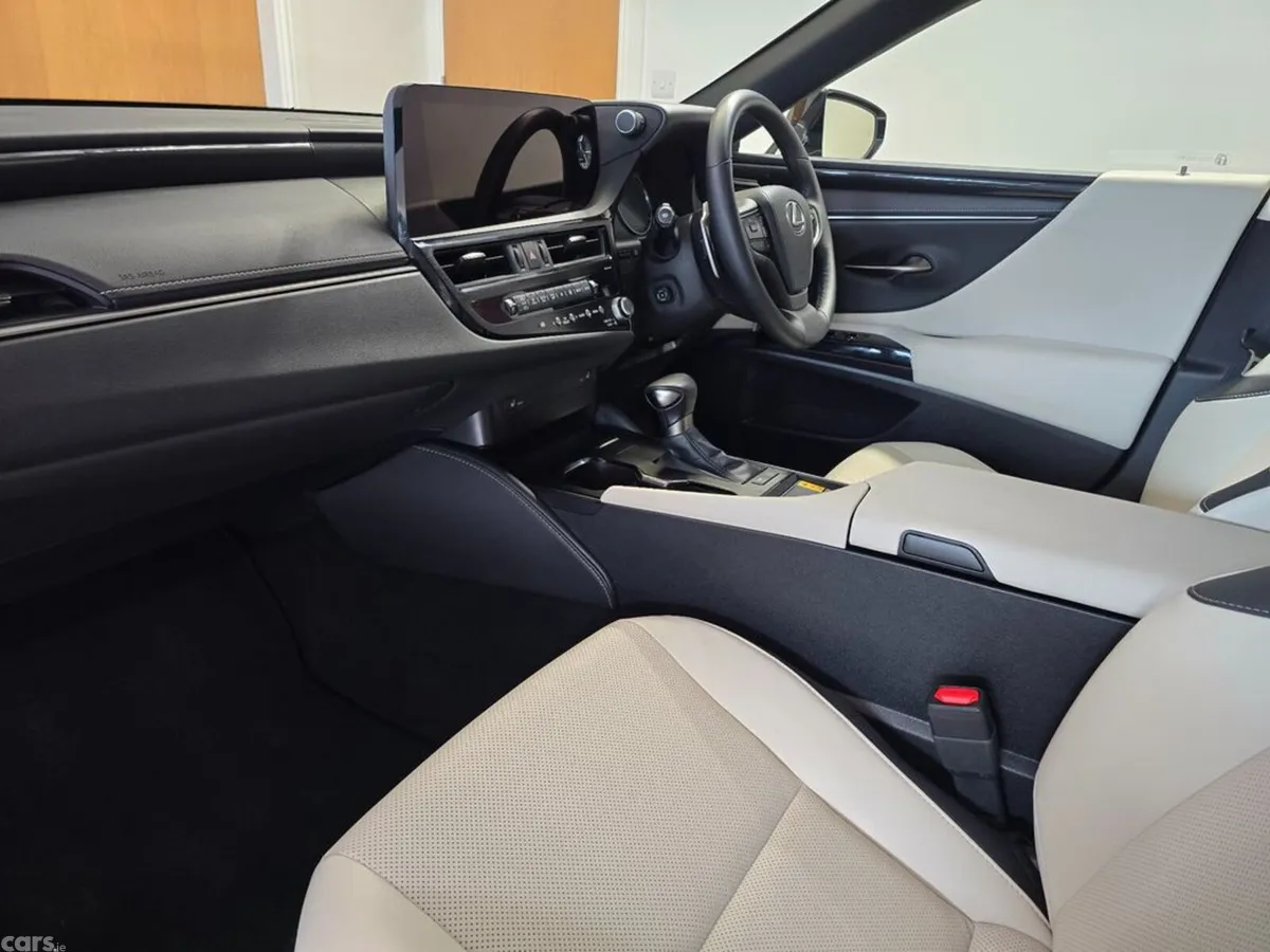 Lexus ES Saloon, Petrol Hybrid, 2025, Silver