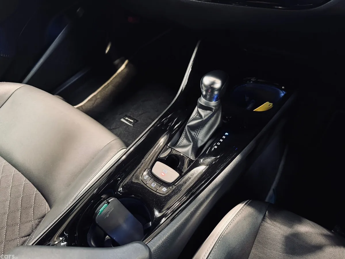 Toyota C-HR SUV, Petrol Hybrid, 2019, White