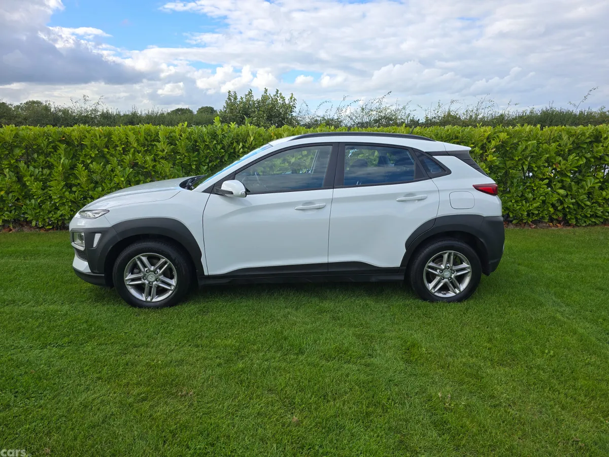 Hyundai KONA MPV, Petrol, 2018, White