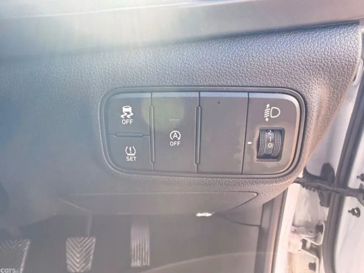 Hyundai i20 Hatchback, Petrol, 2024, White