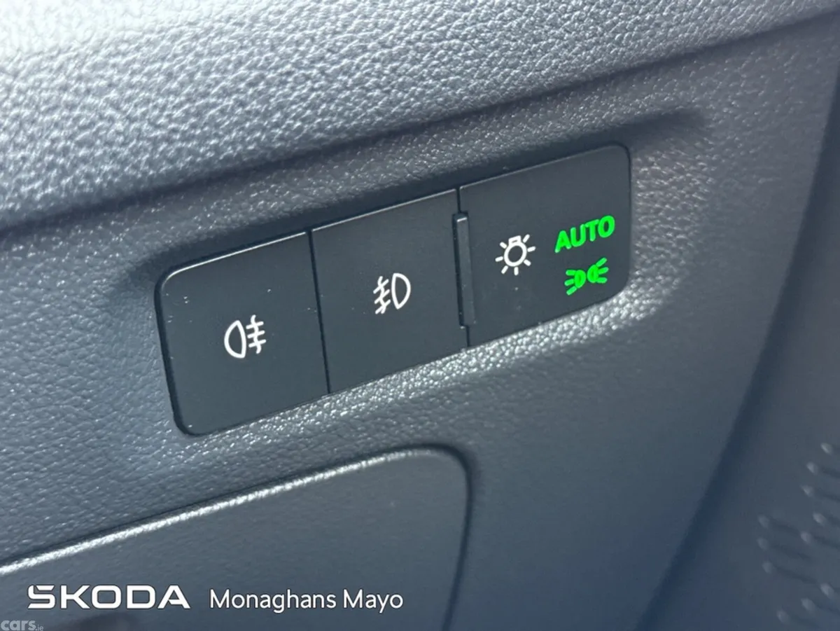 Skoda Octavia Hatchback, Petrol, 2021, Blue