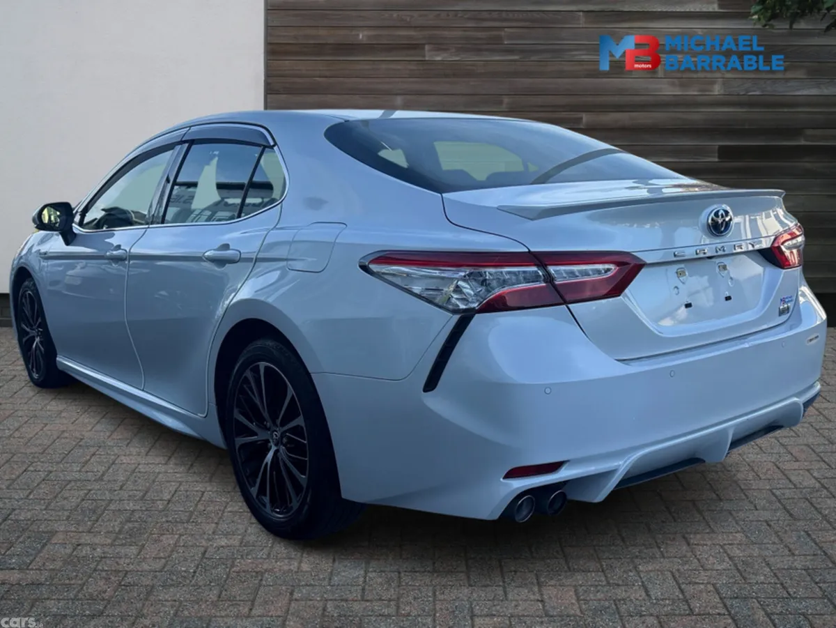 Toyota Camry Saloon, Petrol Hybrid, 2019, White