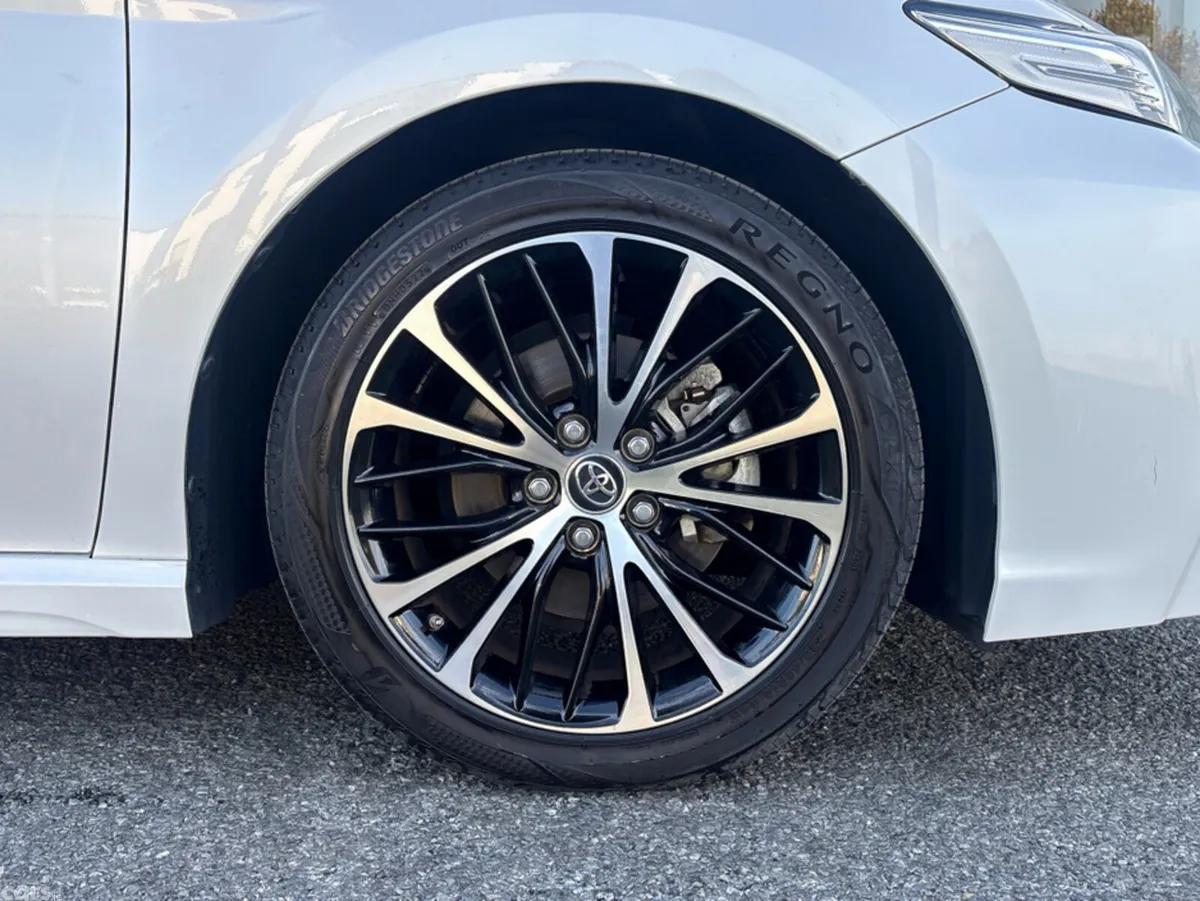 Toyota Camry Saloon, Petrol Hybrid, 2019, White