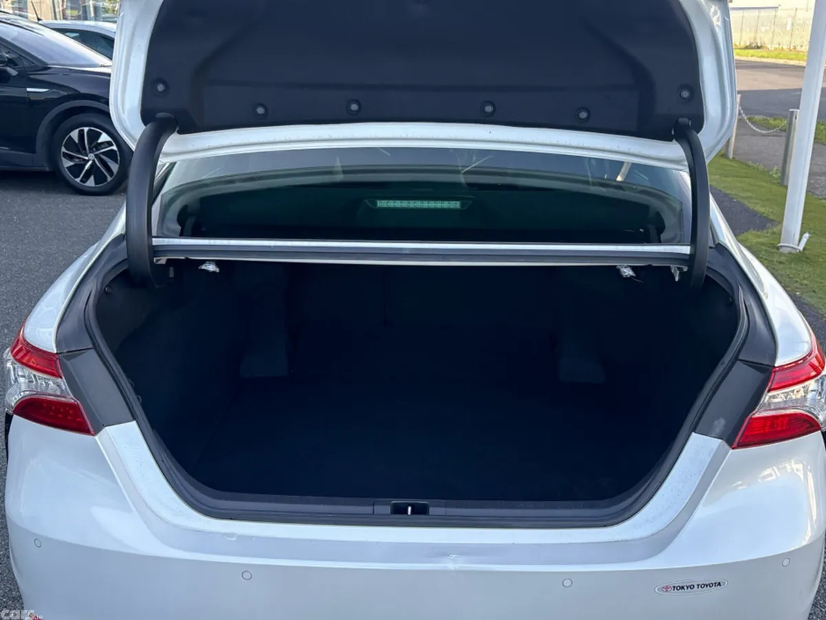 Toyota Camry Saloon, Petrol Hybrid, 2019, White