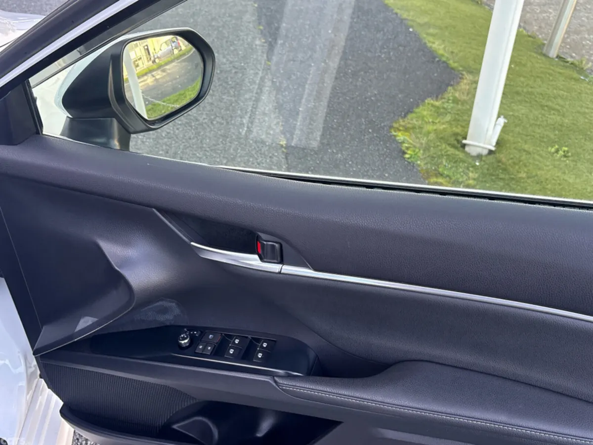 Toyota Camry Saloon, Petrol Hybrid, 2019, White