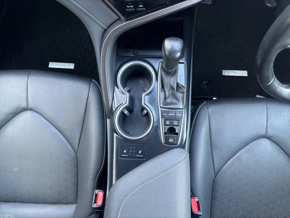 Toyota Camry Saloon, Petrol Hybrid, 2019, White