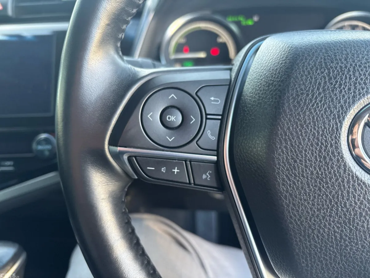 Toyota Camry Saloon, Petrol Hybrid, 2019, White