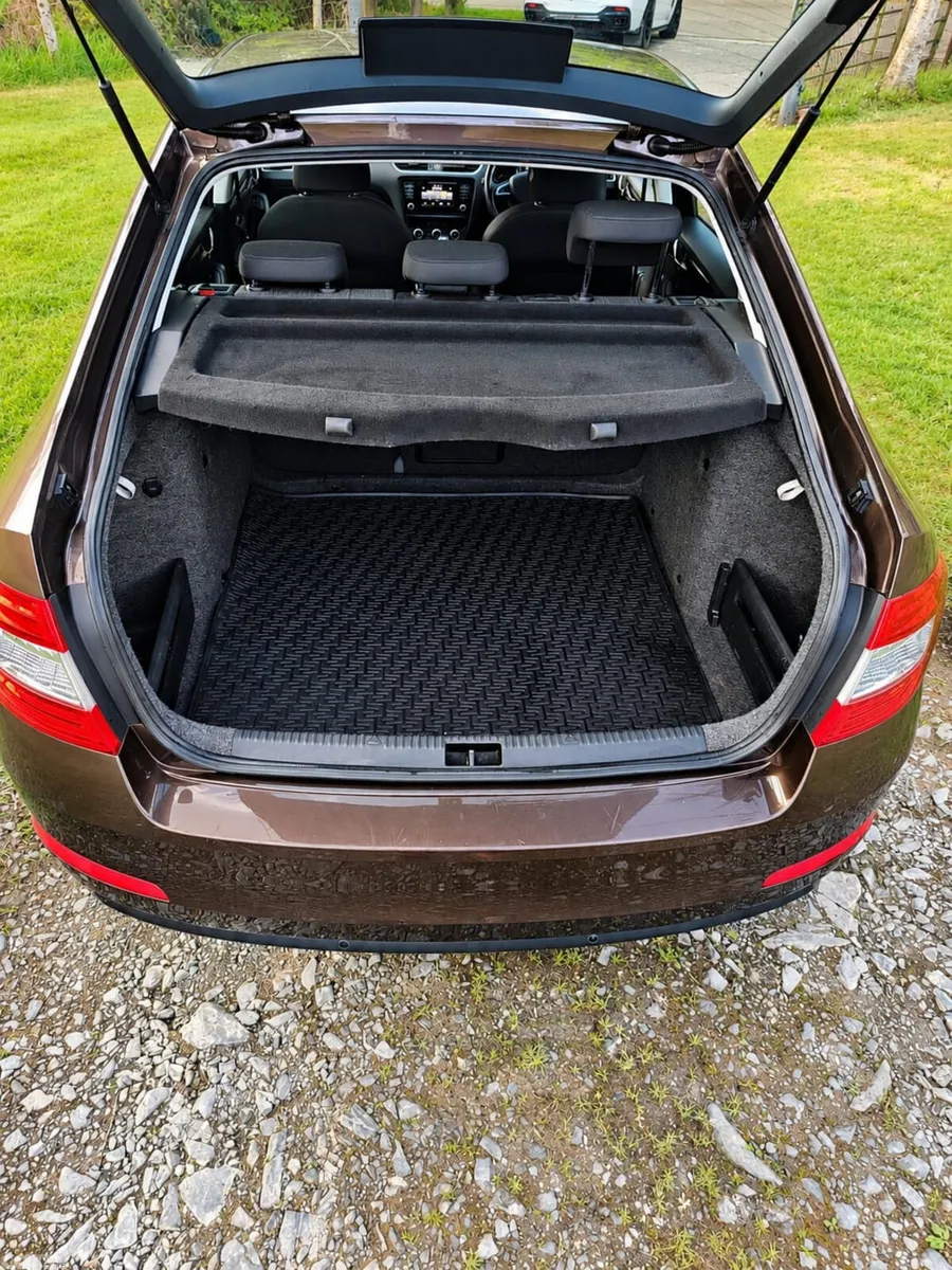 Skoda Octavia Saloon, Diesel, 2014, Brown