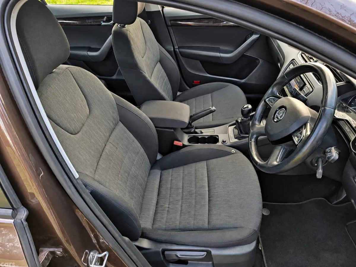 Skoda Octavia Saloon, Diesel, 2014, Brown