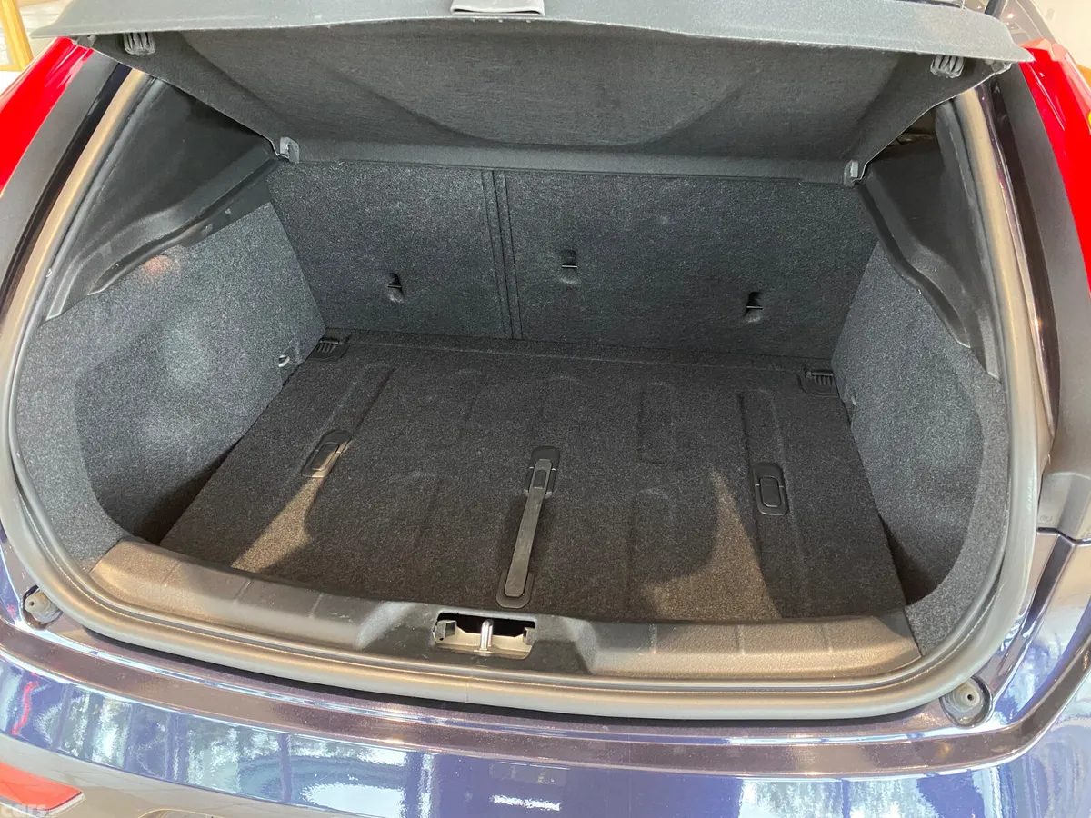 Volvo V40 Hatchback, Diesel, 2016, Blue