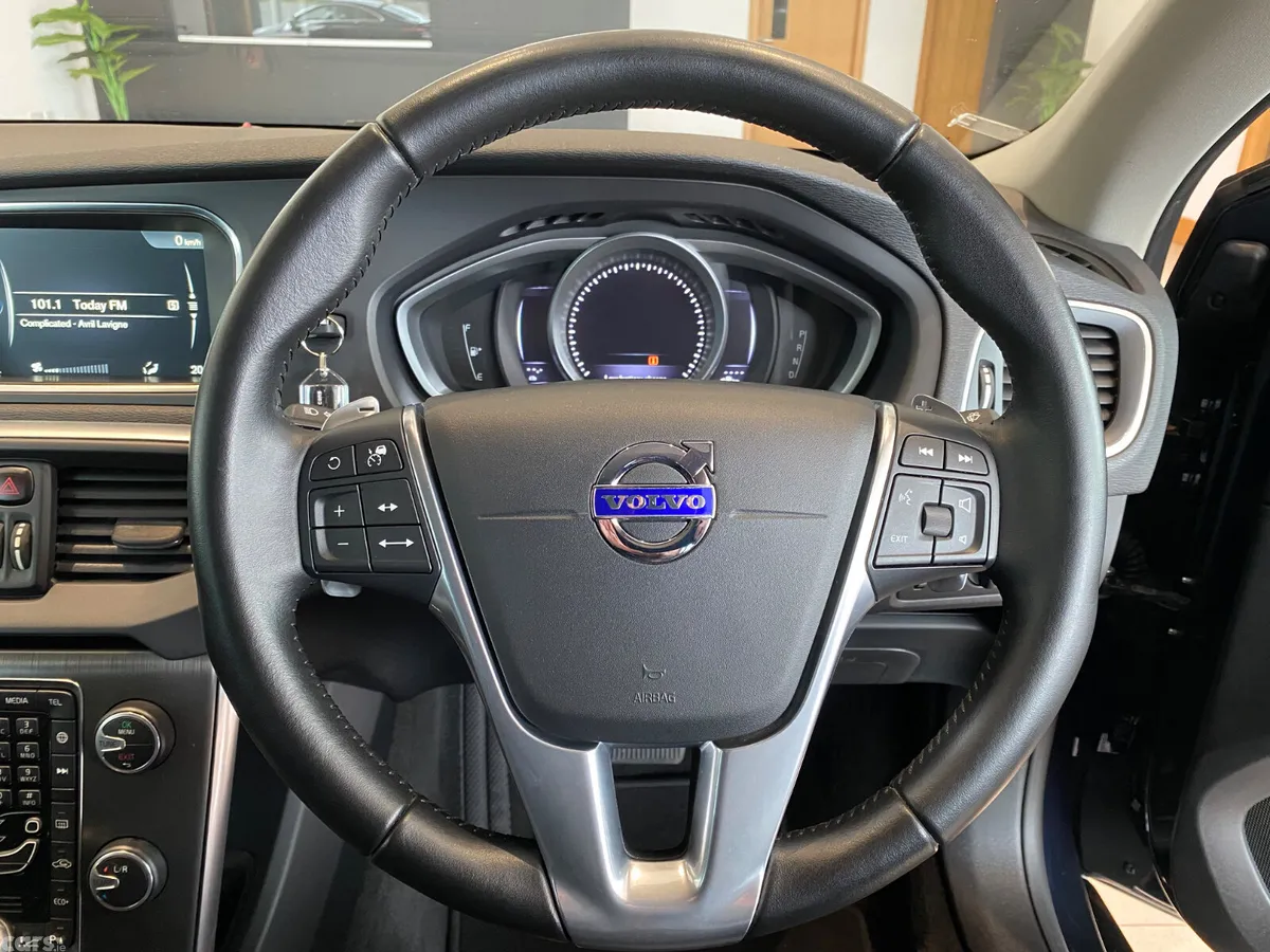Volvo V40 Hatchback, Diesel, 2016, Blue
